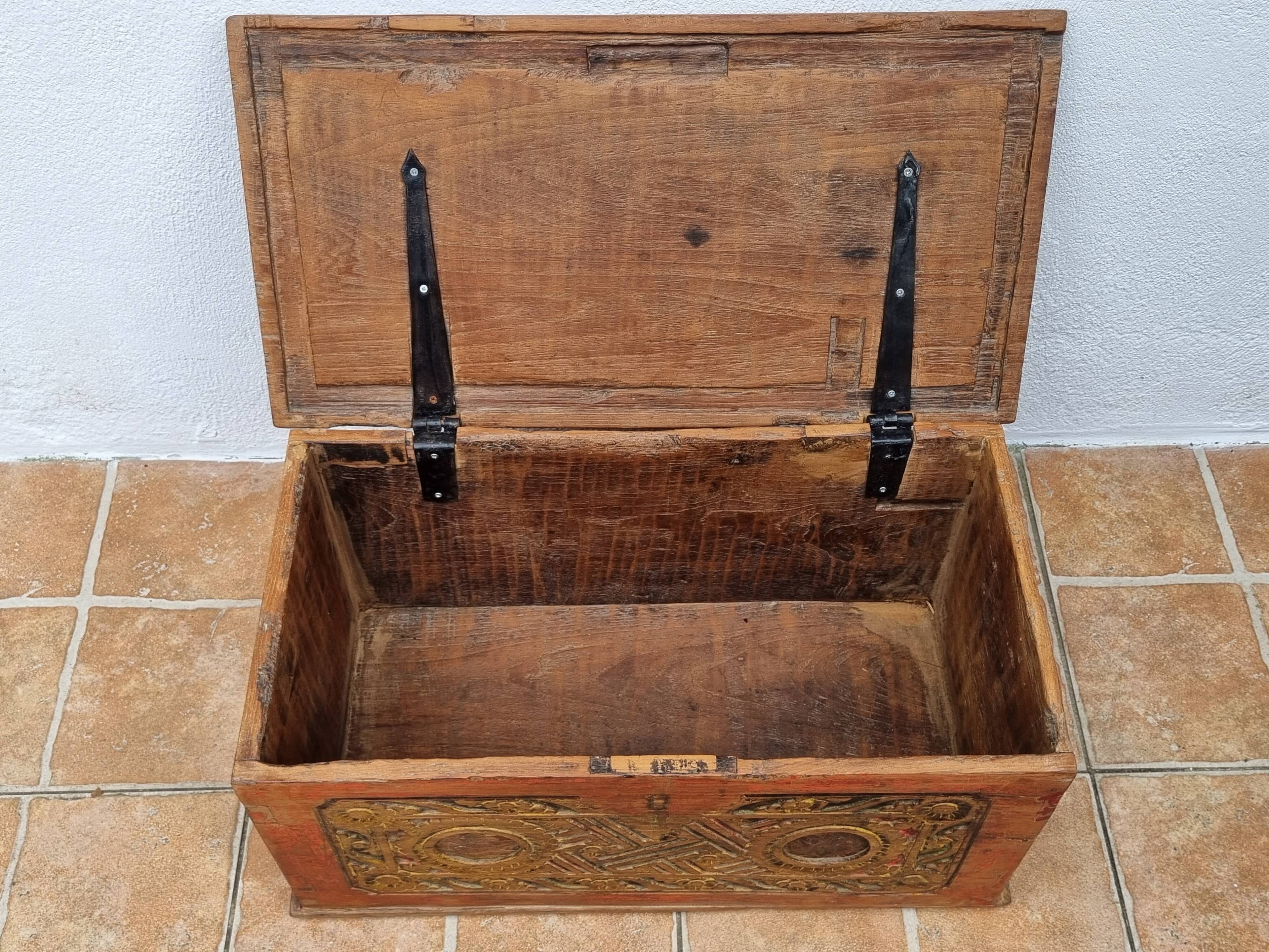 Coffre de rangement balinais en teck sculpté polychome à motifs floraux, ancien, 58 cm