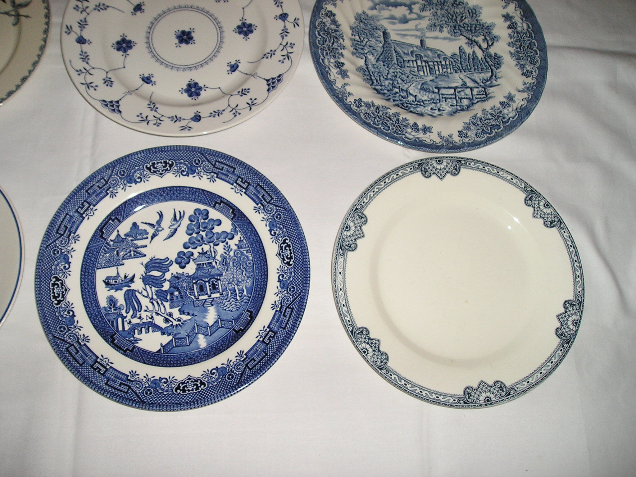 Lot de 12 assiettes plates différentes
