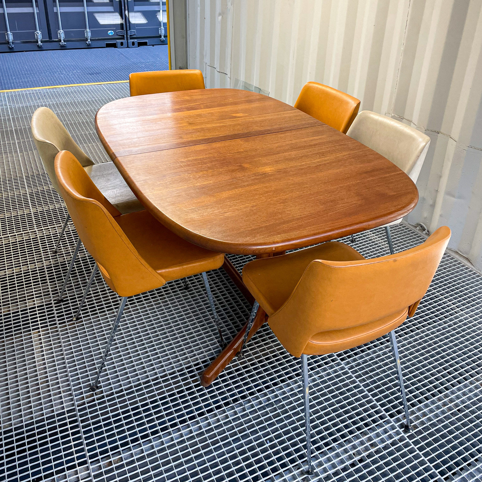 Dyrlund editor, scandinavian table in solid teak