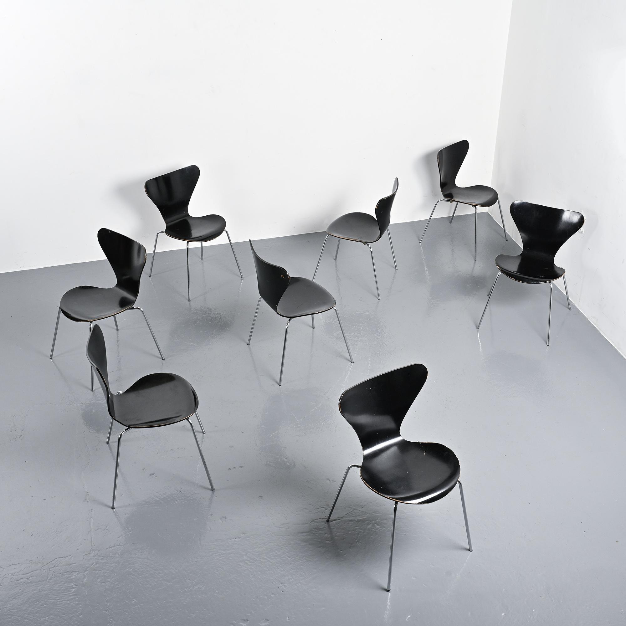 Suite de 8 chaises modèle 3107 par Arne Jacobsen, circa 1974
