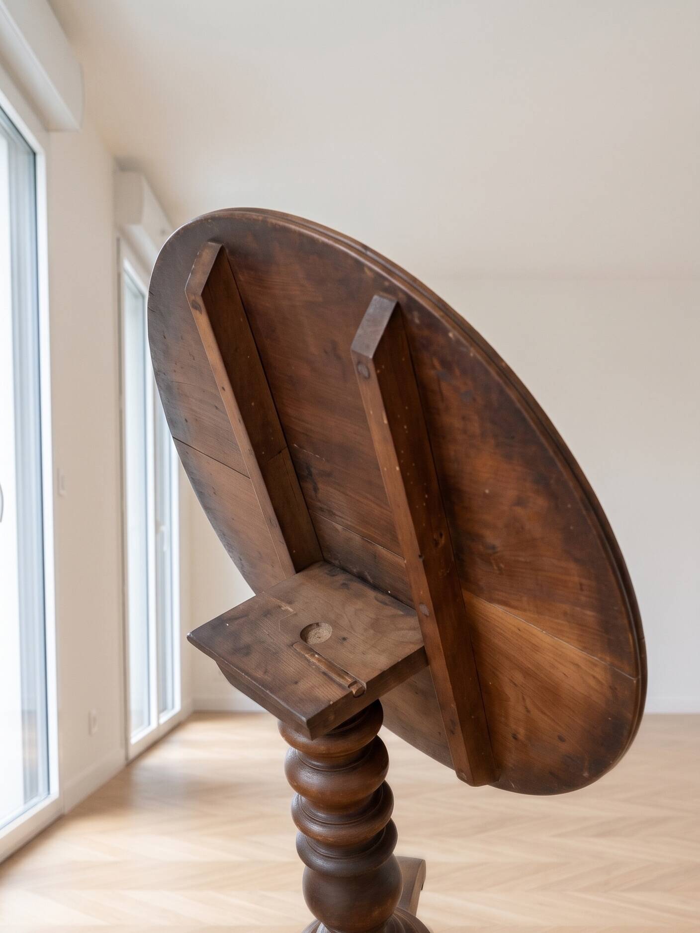 Antique wooden guéridon with a tilting top.