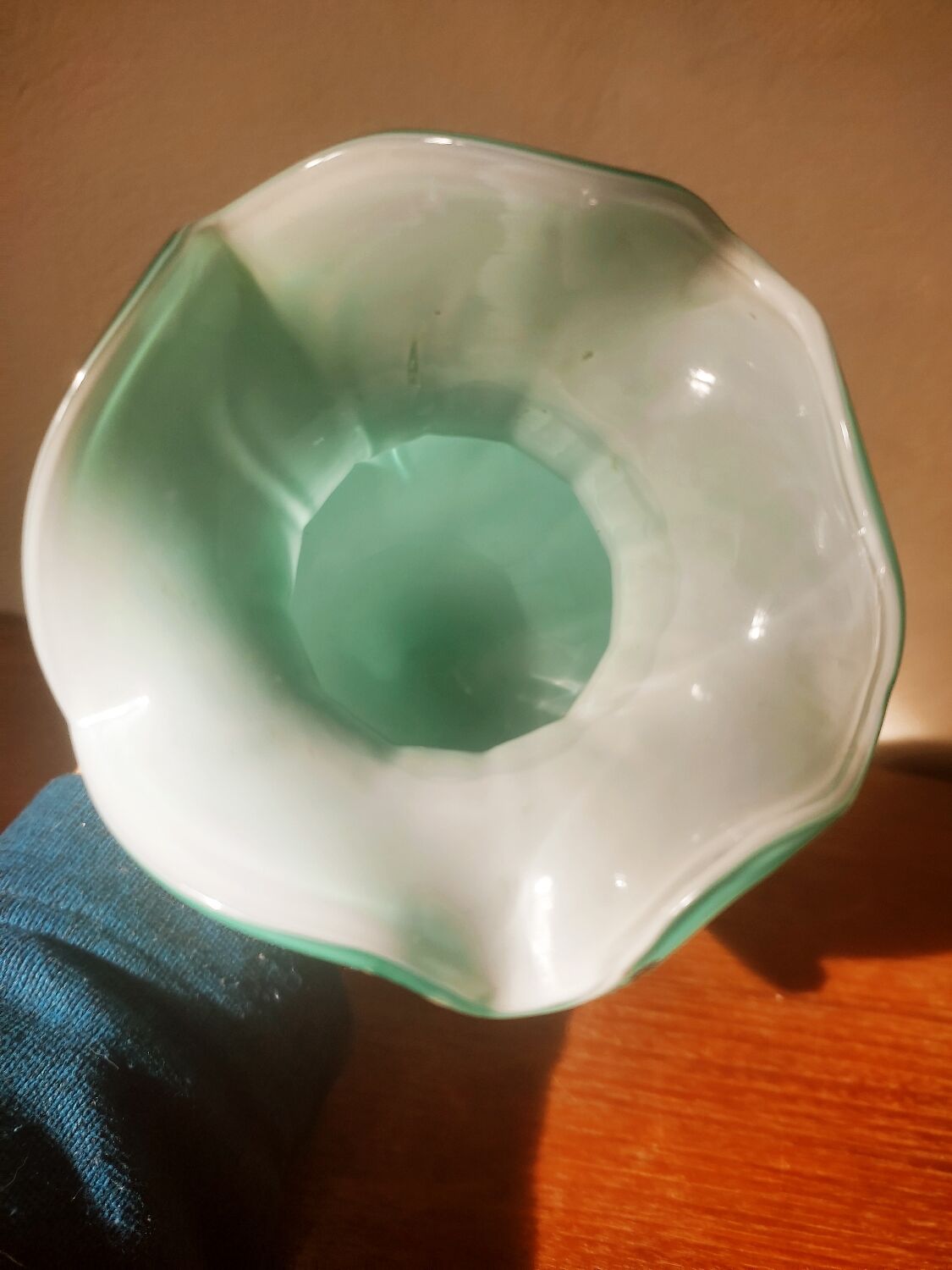 Vase corolle en opaline italienne vert amande