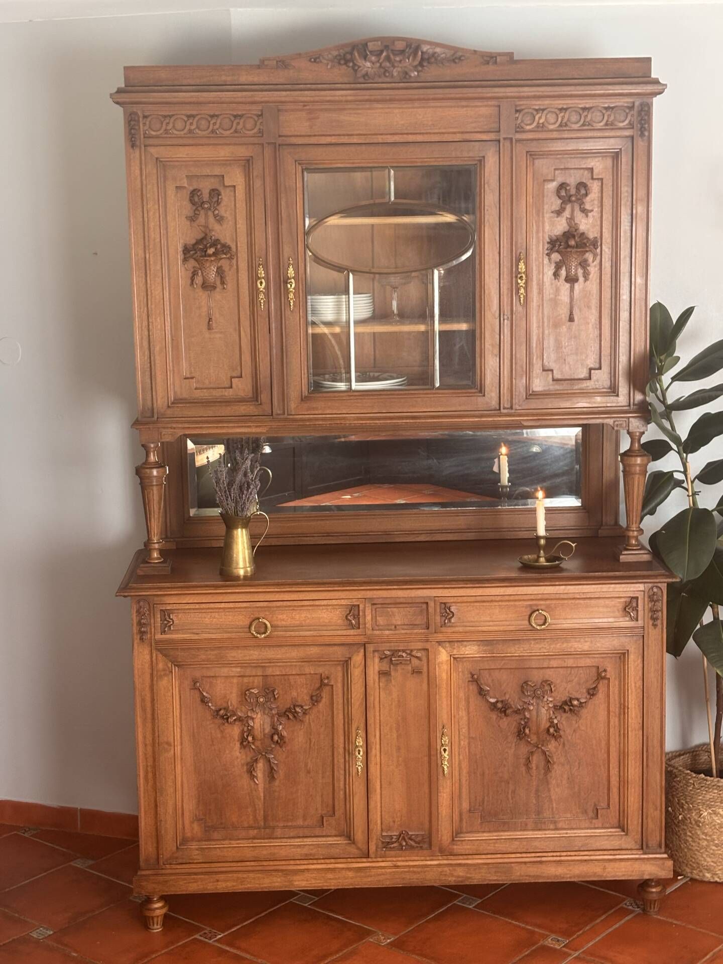 Buffet deux corps en style Louis XVI en chêne sculpté avec miroir – Born