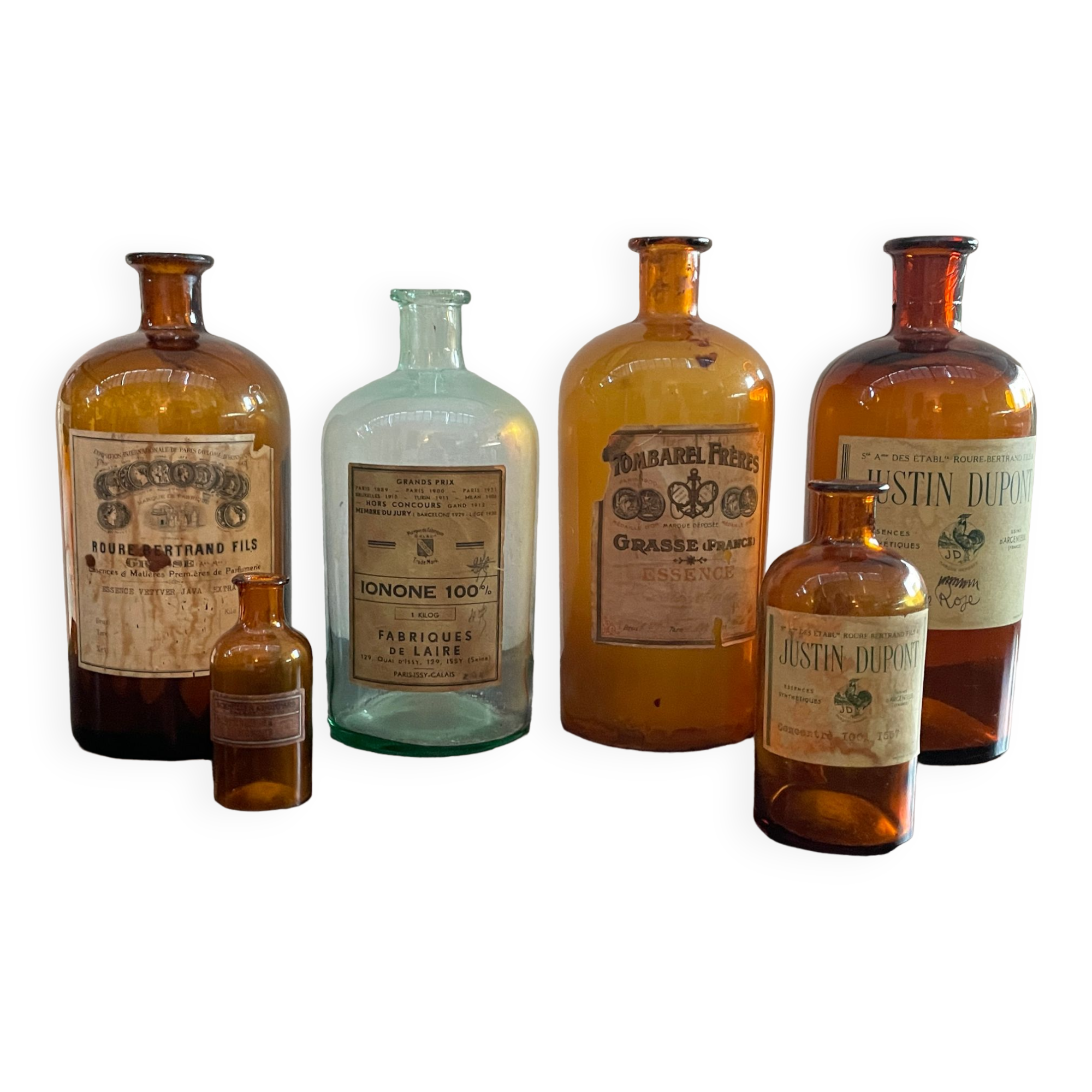 Lot d'anciens flacons de parfumeurs en verre avec étiquettes d'origine