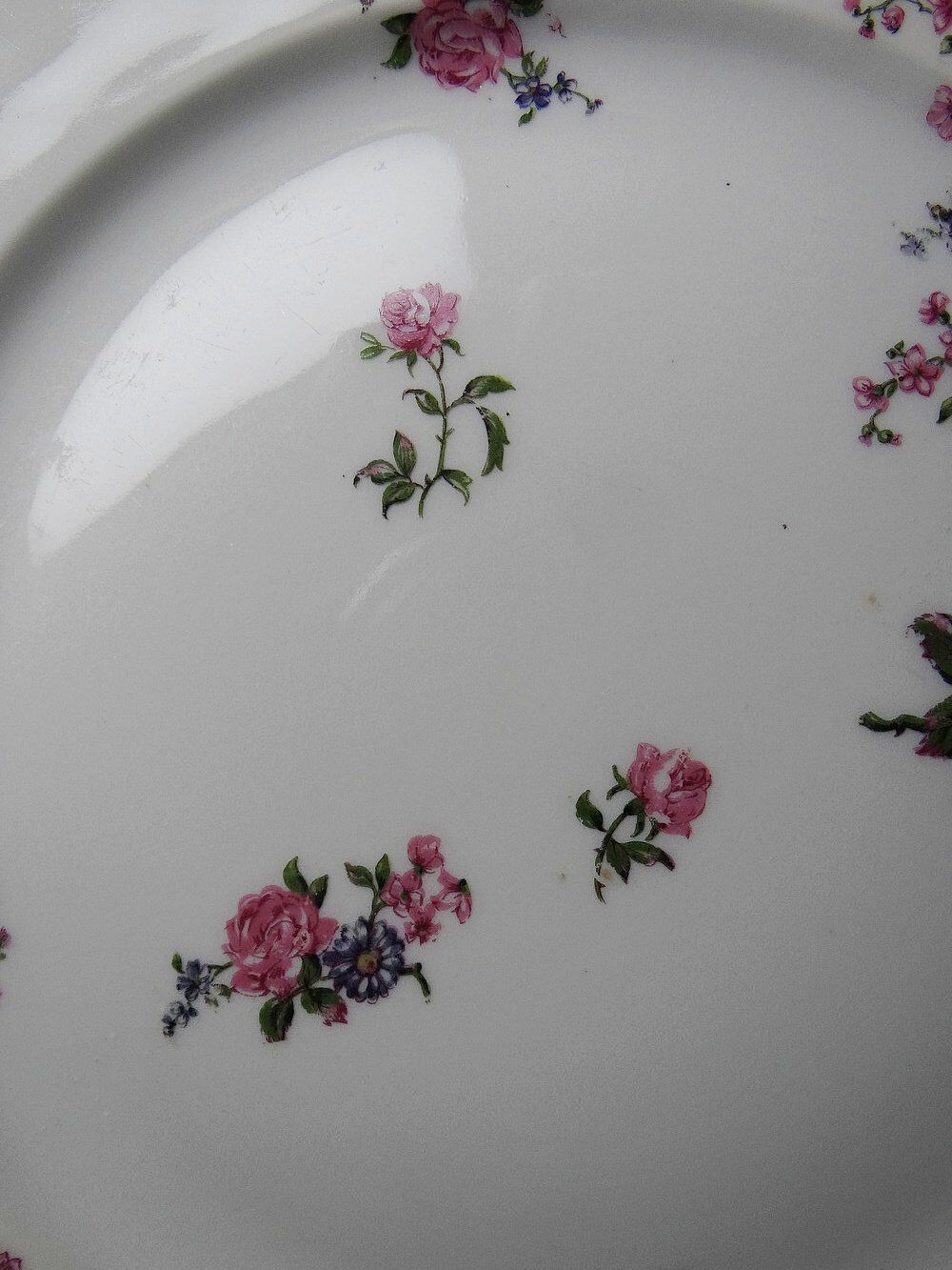 4 flat plates by Bernardaud, Limoges porcelain, floral decoration from the 1920s to 1950s.