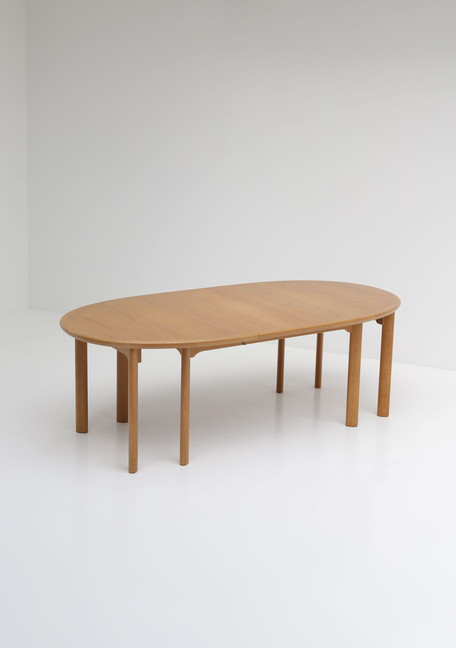 Extendable dining table by Van Den Berghe pauvers