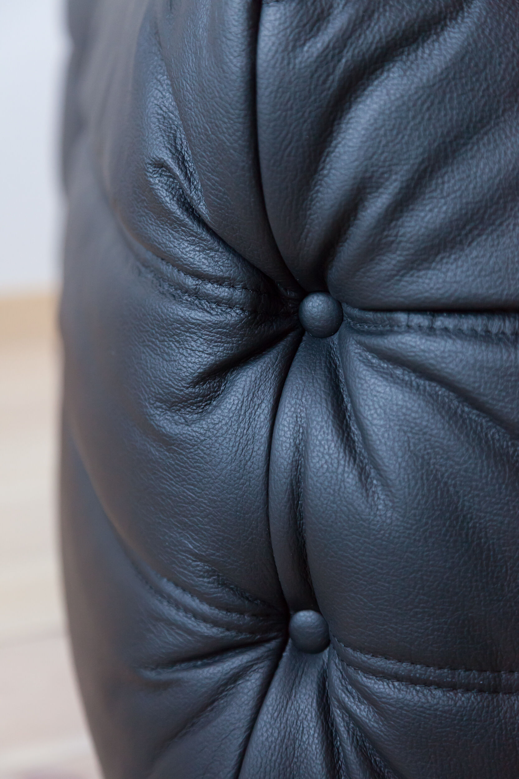 Chauffeuse d'angle Togo en cuir noir modèle dessiné par Michel Ducaroy 1973