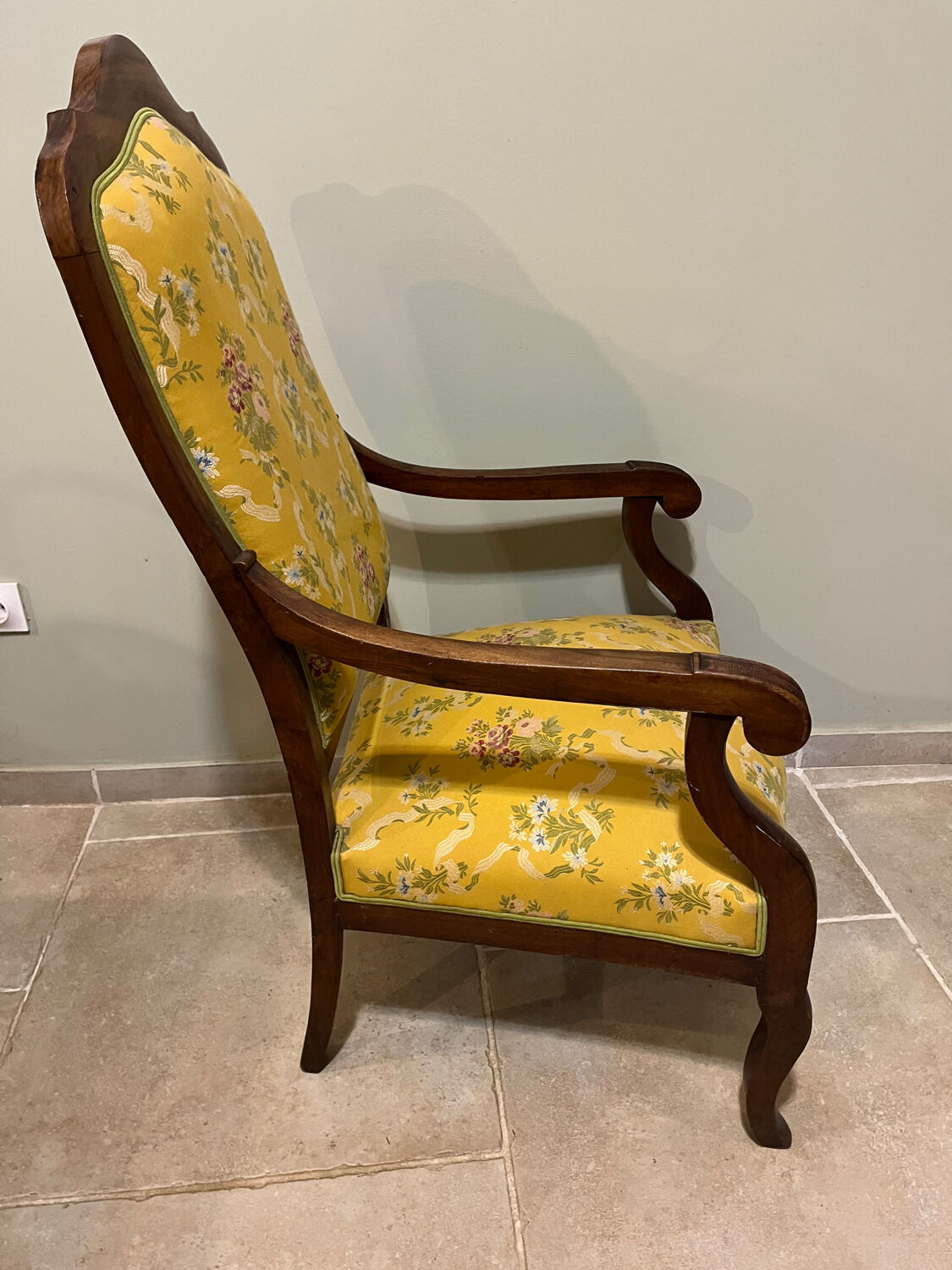 Louis XV style cabriolet armchair in solid wood, yellow floral fabric.