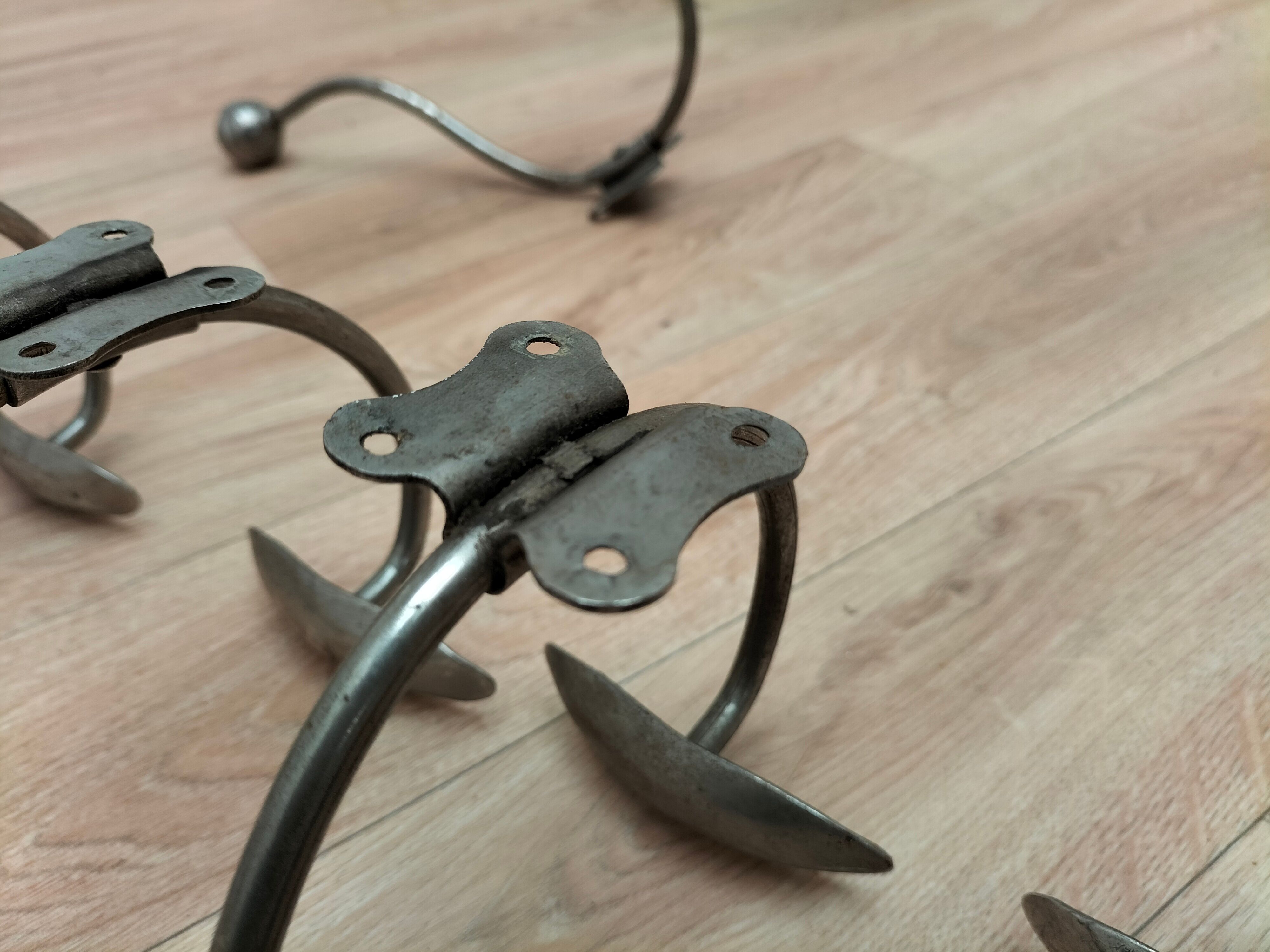 Series of 6 hooks