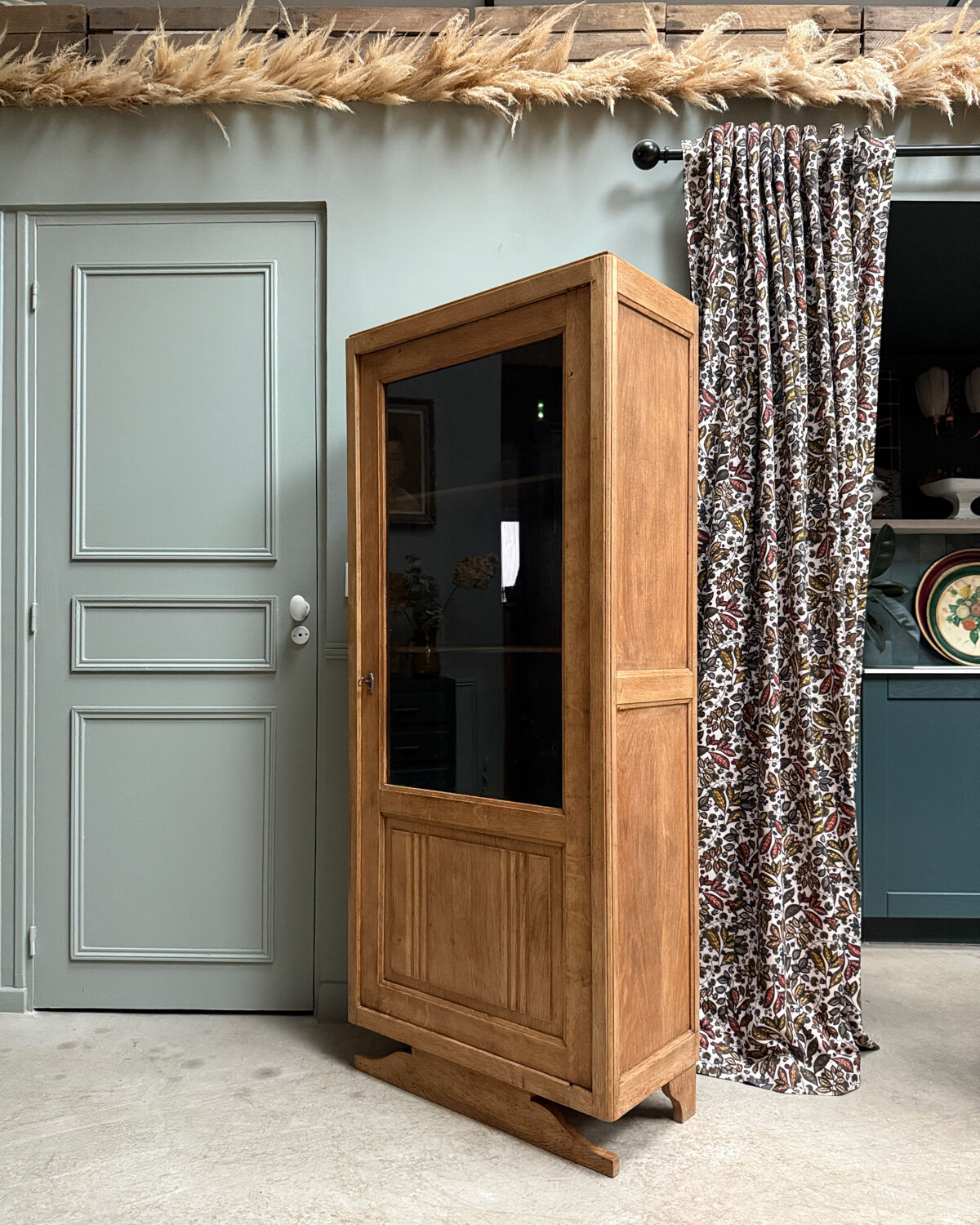 Small Parisian Art Deco showcase