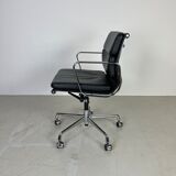 Fauteuil Soft Pad de Charles & Ray Eames, Vitra pour Herman Miller