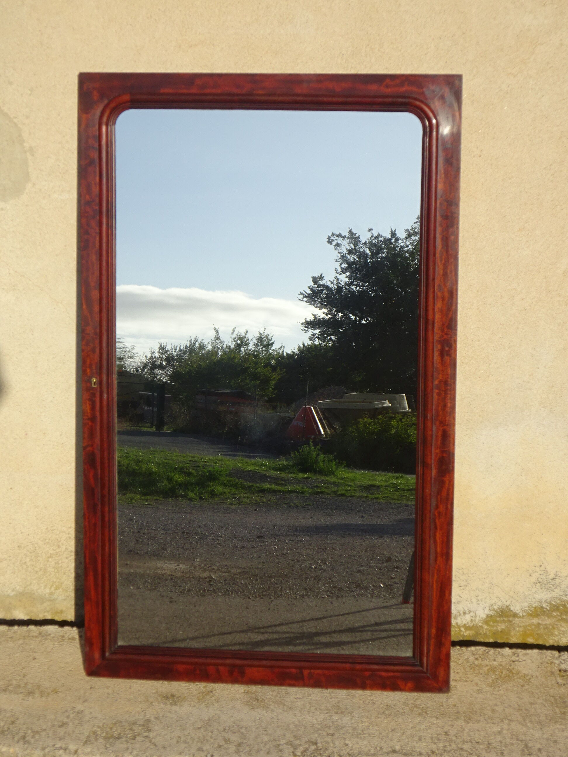 Large antique mirror in a flame mahogany frame; 132x82 cm