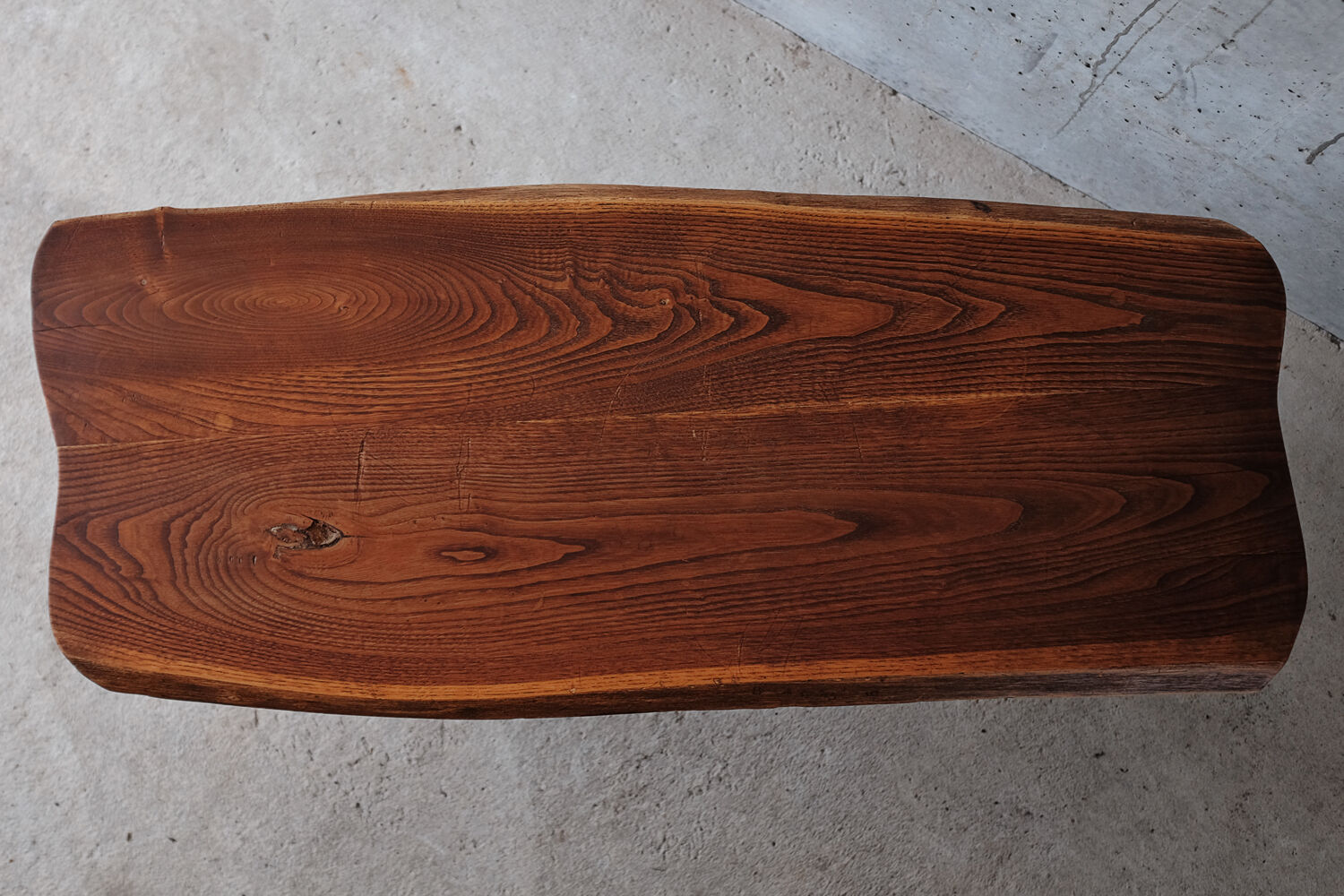 Table basse en bois brut forme libre et pieds compas années 50 60