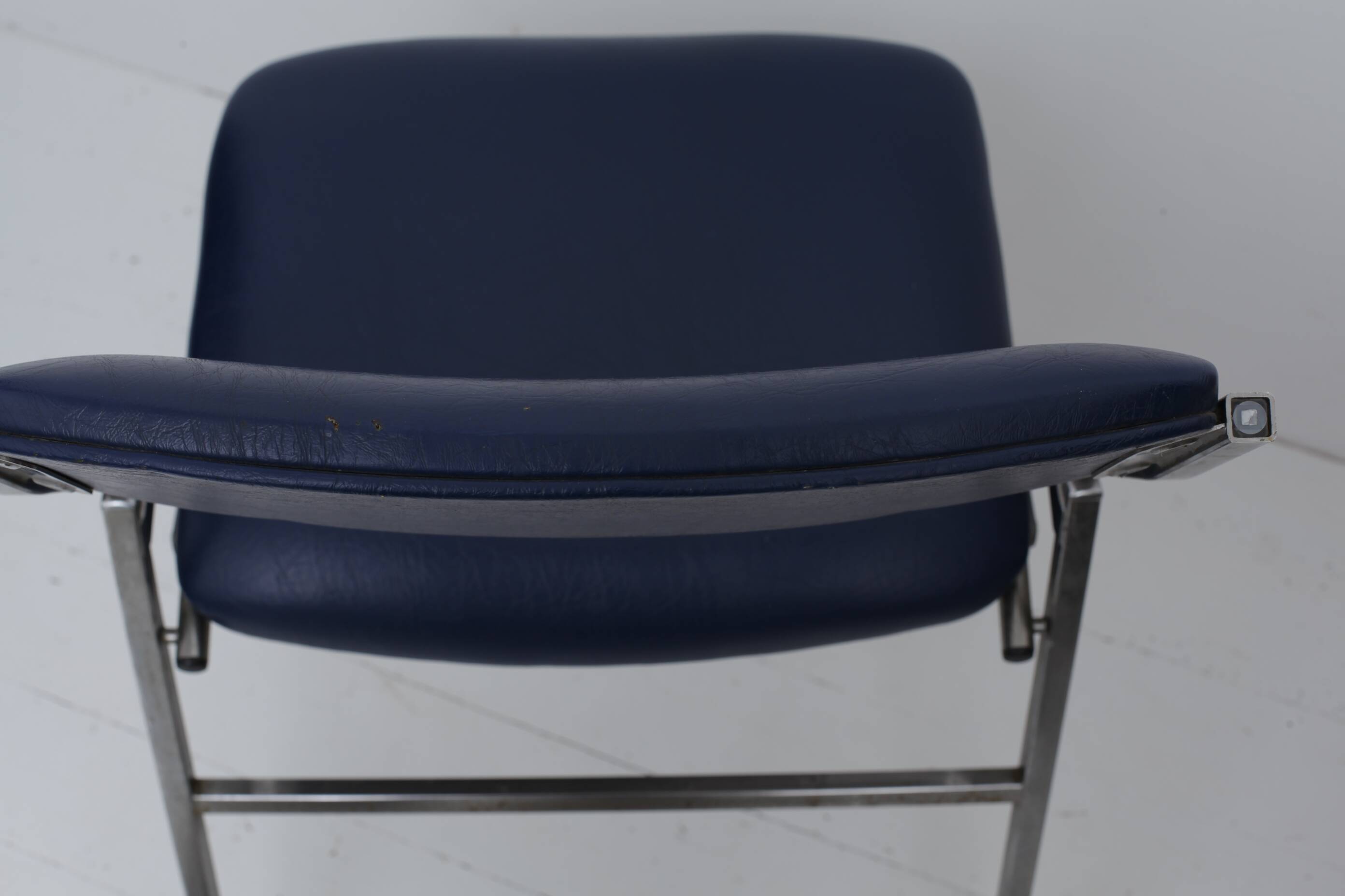 Chaise pliable skaï bleu pieds chromés