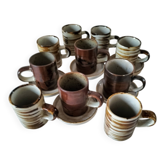 Set of rustic stoneware with 10 cups and 5 saucers from the 1970s.