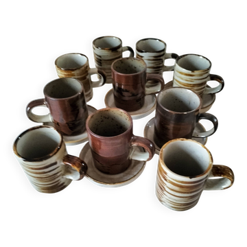 Set of rustic stoneware with 10 cups and 5 saucers from the 1970s.
