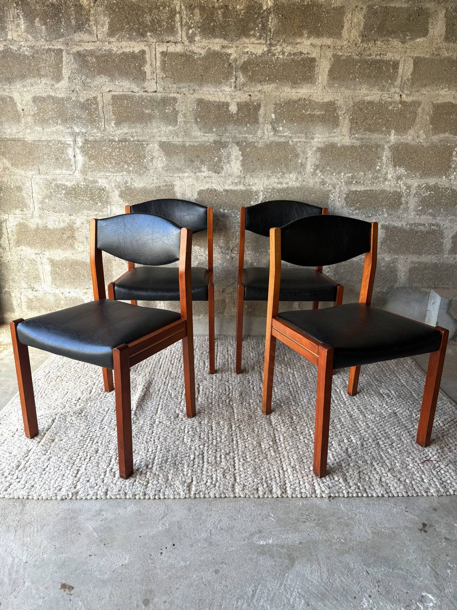 Chaises scandinave vintage en teck et simili cuir noir (x4)