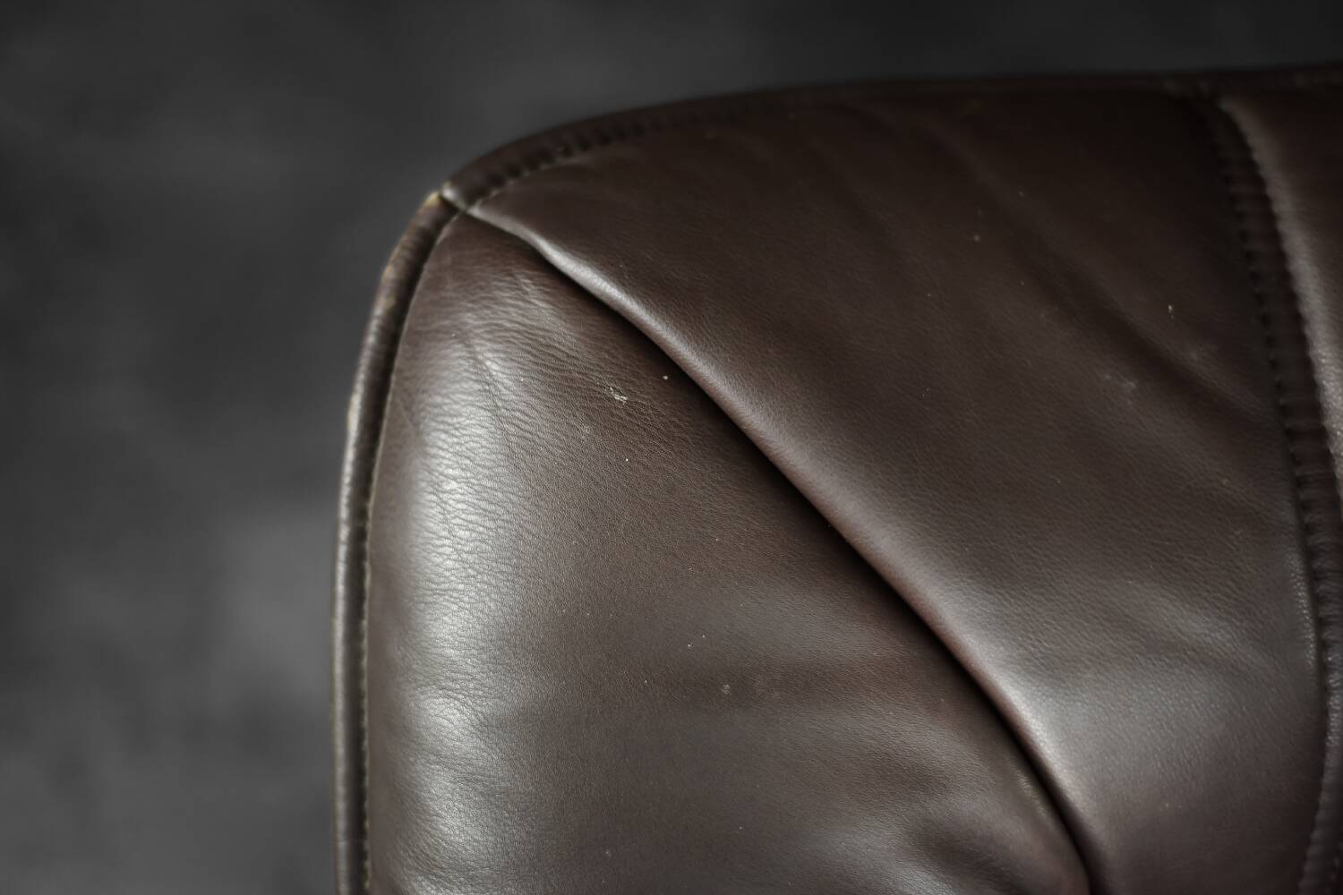 Vintage 2-seater brown leather canapé in modern Danish mid-century style from the 1970s.