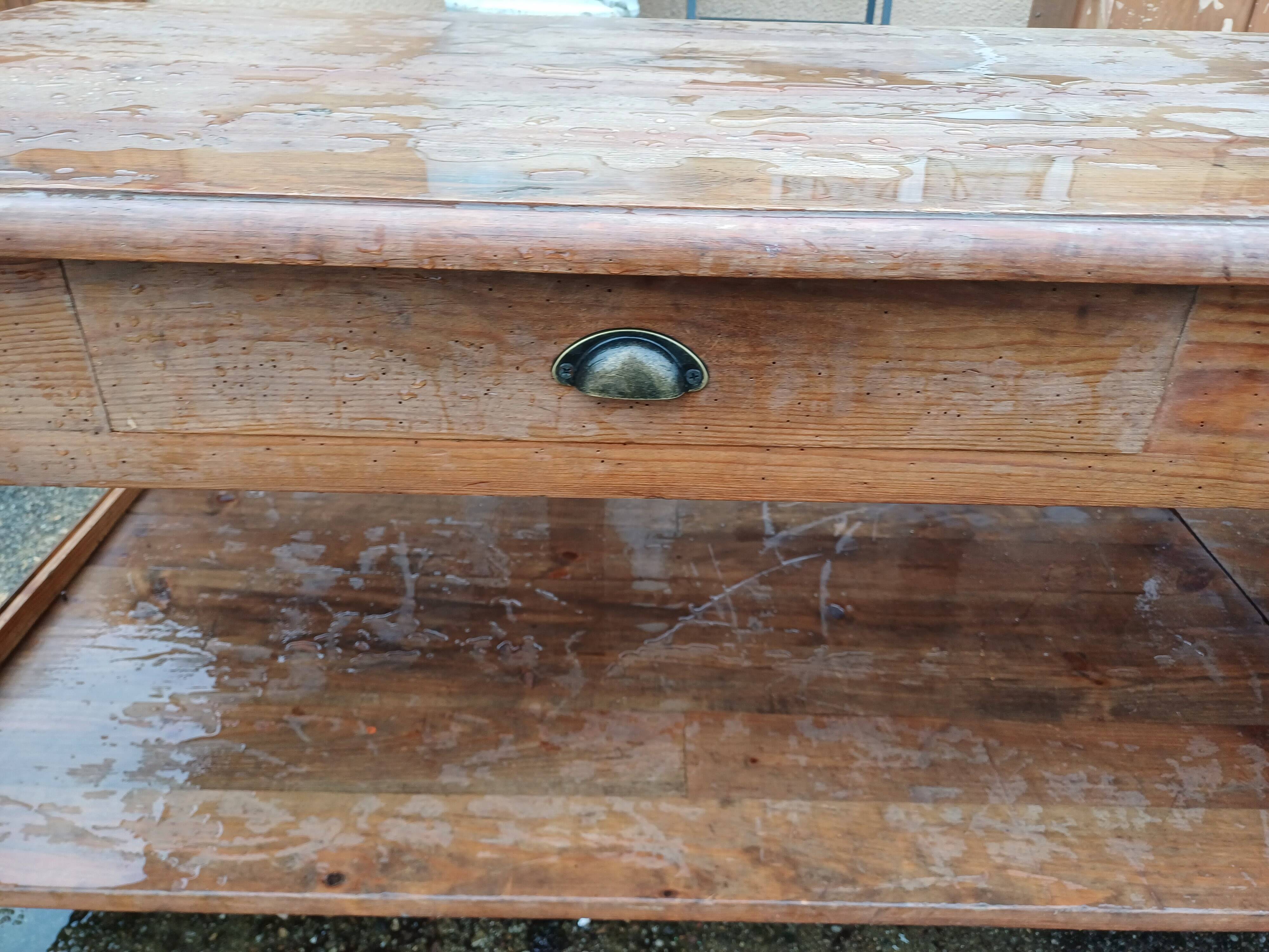 Table de drapier en pin , 2 tiroirs .