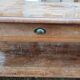 Table de drapier en pin , 2 tiroirs .