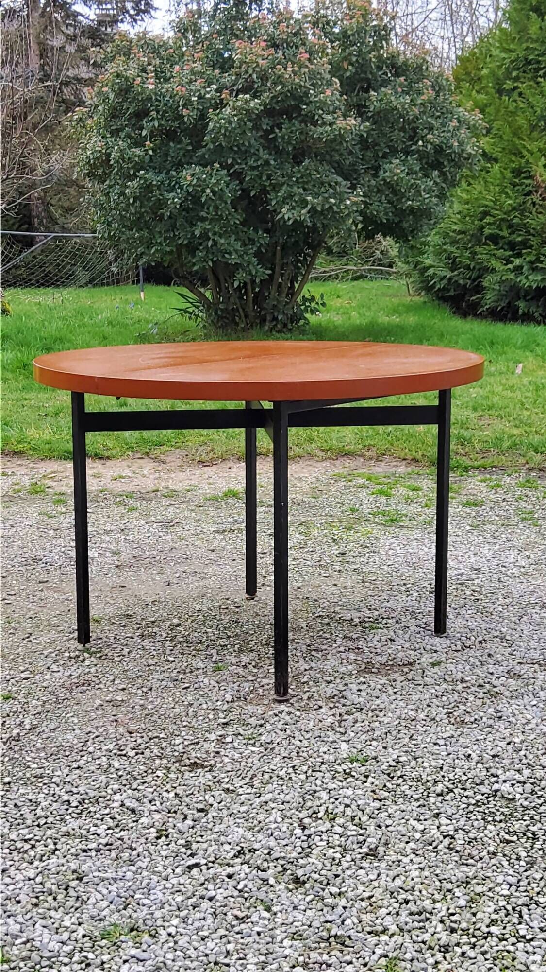 Vintage round table in blond mahogany by Gérard Guermonprez Editor Magnani, metal base