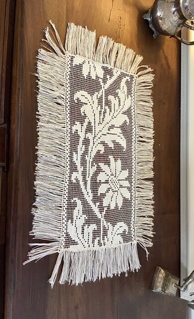 Rectangular-shaped napperon in embroidered mesh, foliage decoration and large fleu