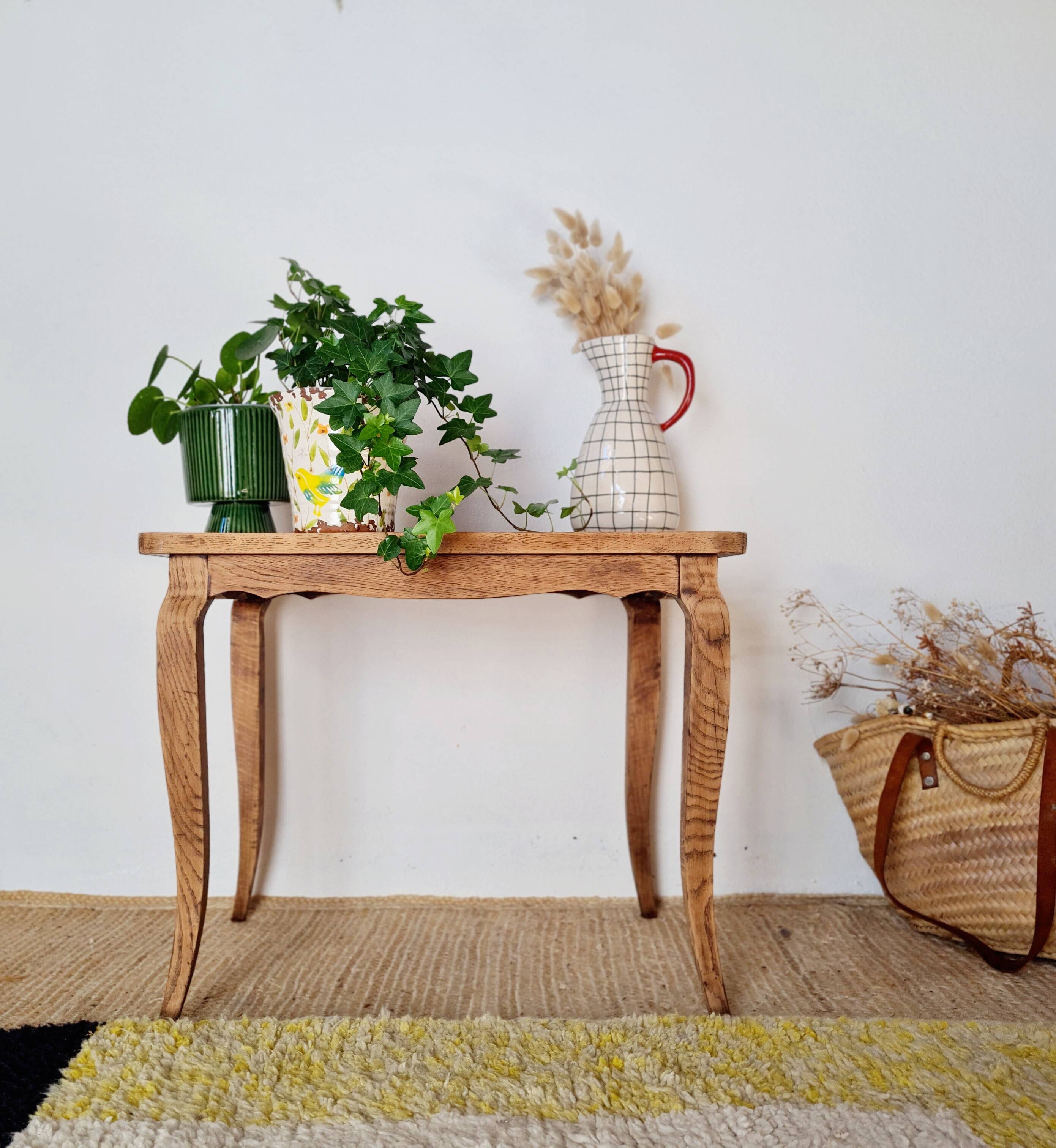 Antique coffee table with curved legs.