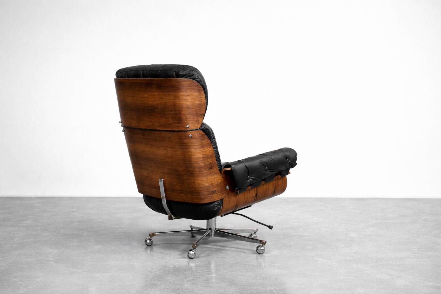 Vintage Mid-Century Modern Swiss Leather Lounge Chair from Giroflex
