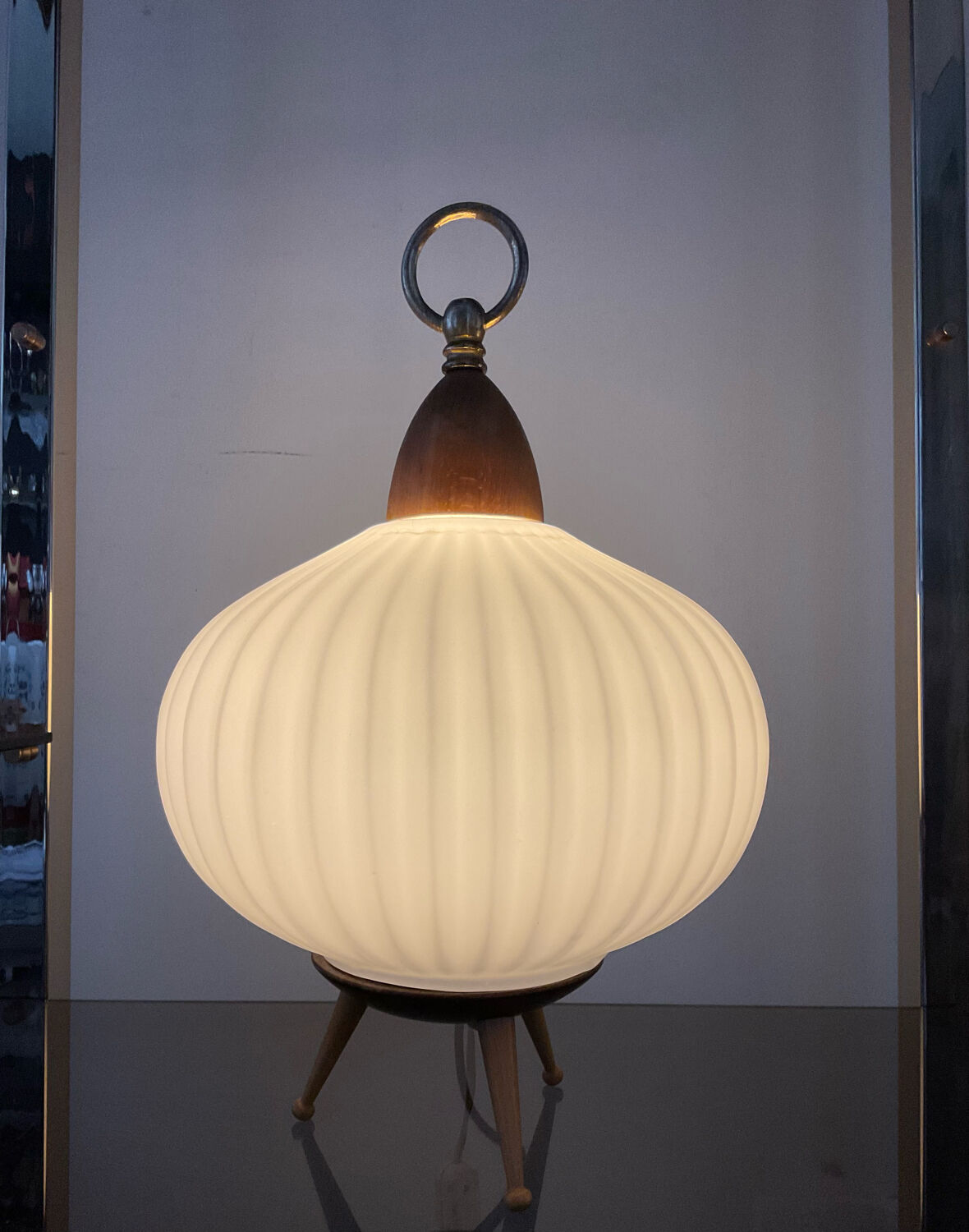 Tripod lamp in opaline and teak from the 60s