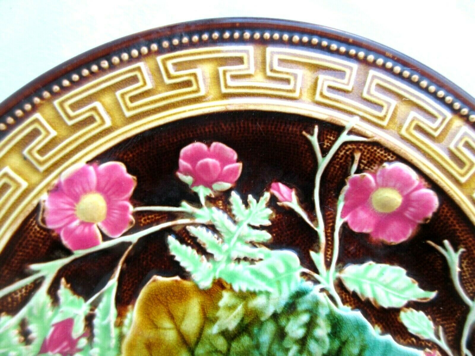 Slurry plate Choisy le Roi: Leaves and flowers bound by a ribbon