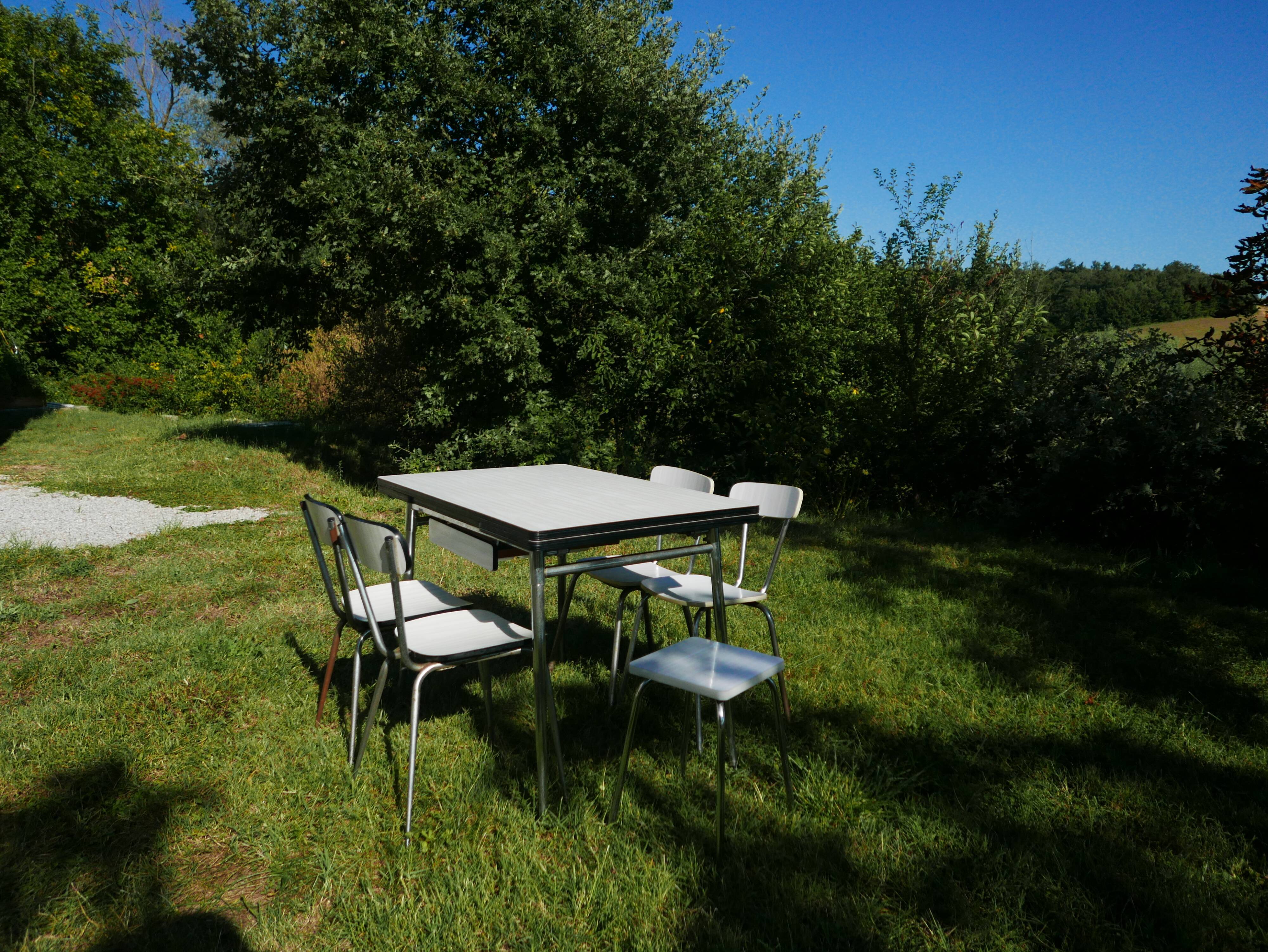 Dining table and chairs in formica white whole