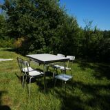 Dining table and chairs in formica white whole
