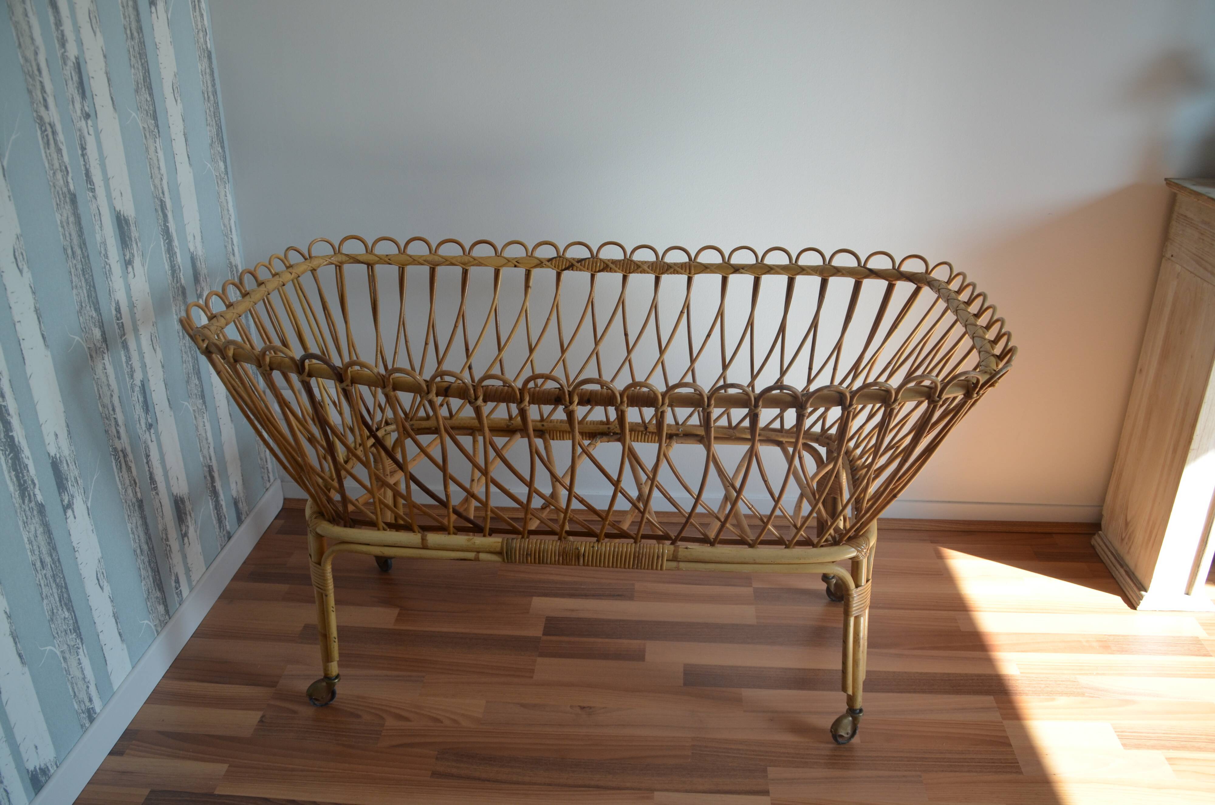 Baby vintage rattan bed