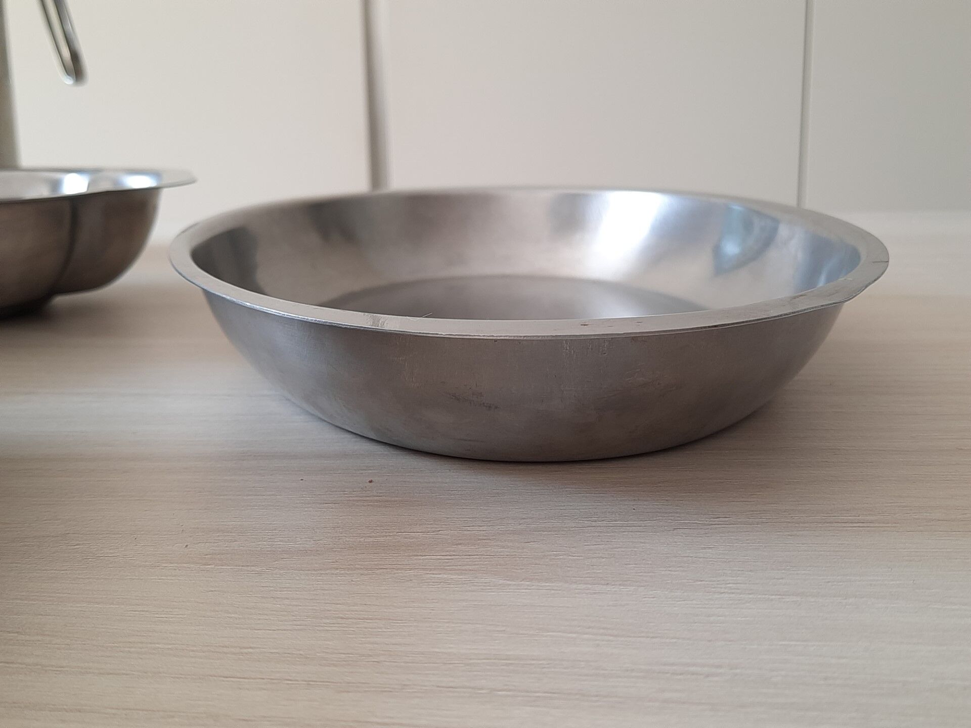 Set of 3 dishes and 1 stainless steel pitcher