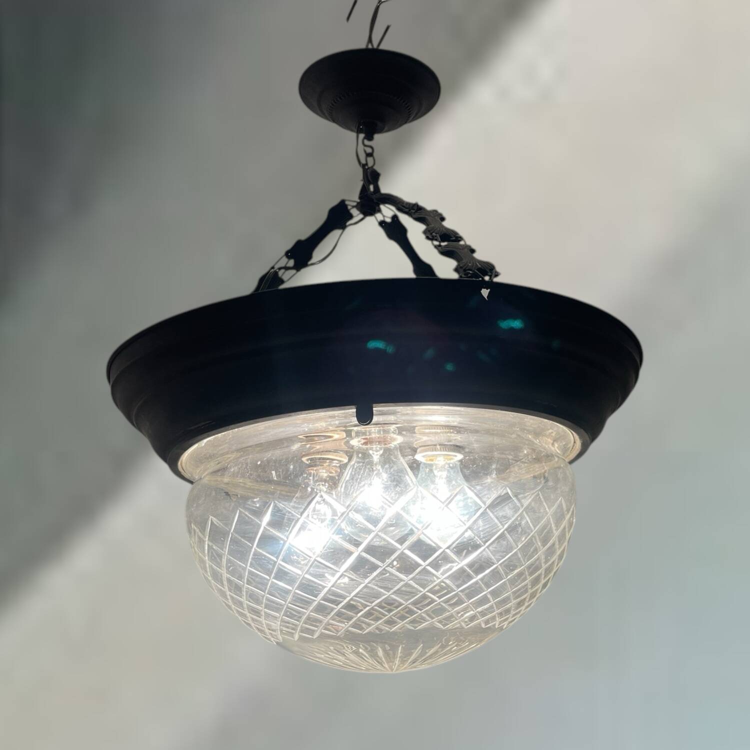 Suspension en cristal et bronze, années 40