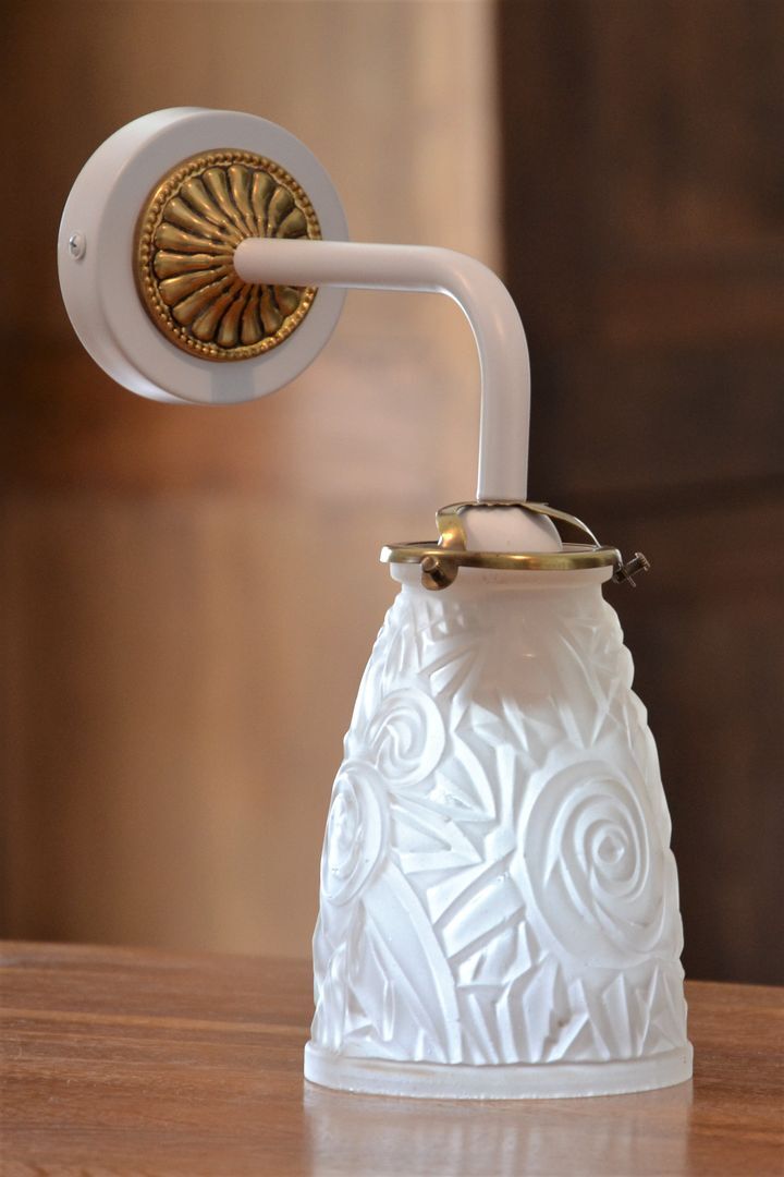 White and gold art deco wall lamp