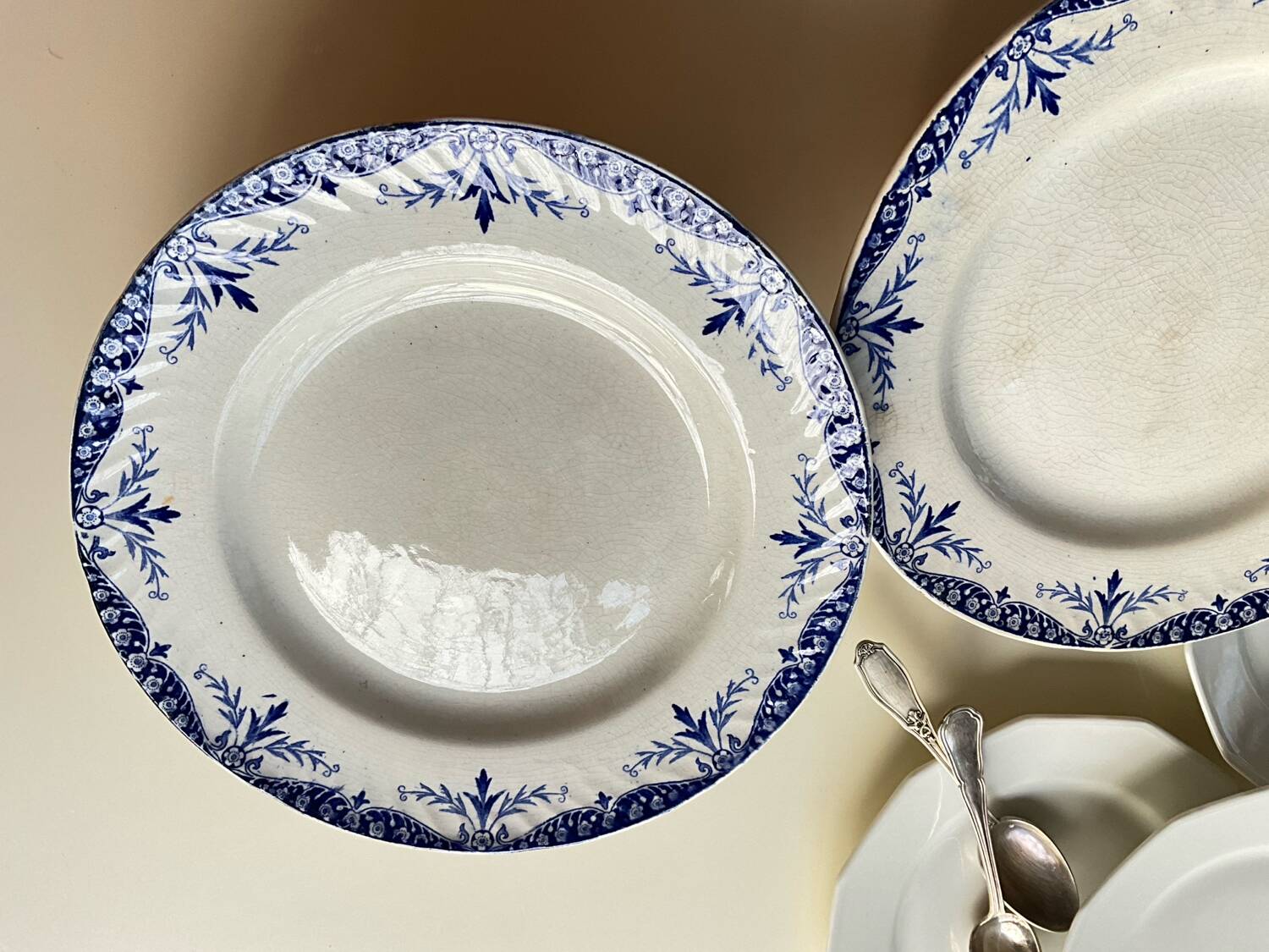 2 cake plates 'iron earth'