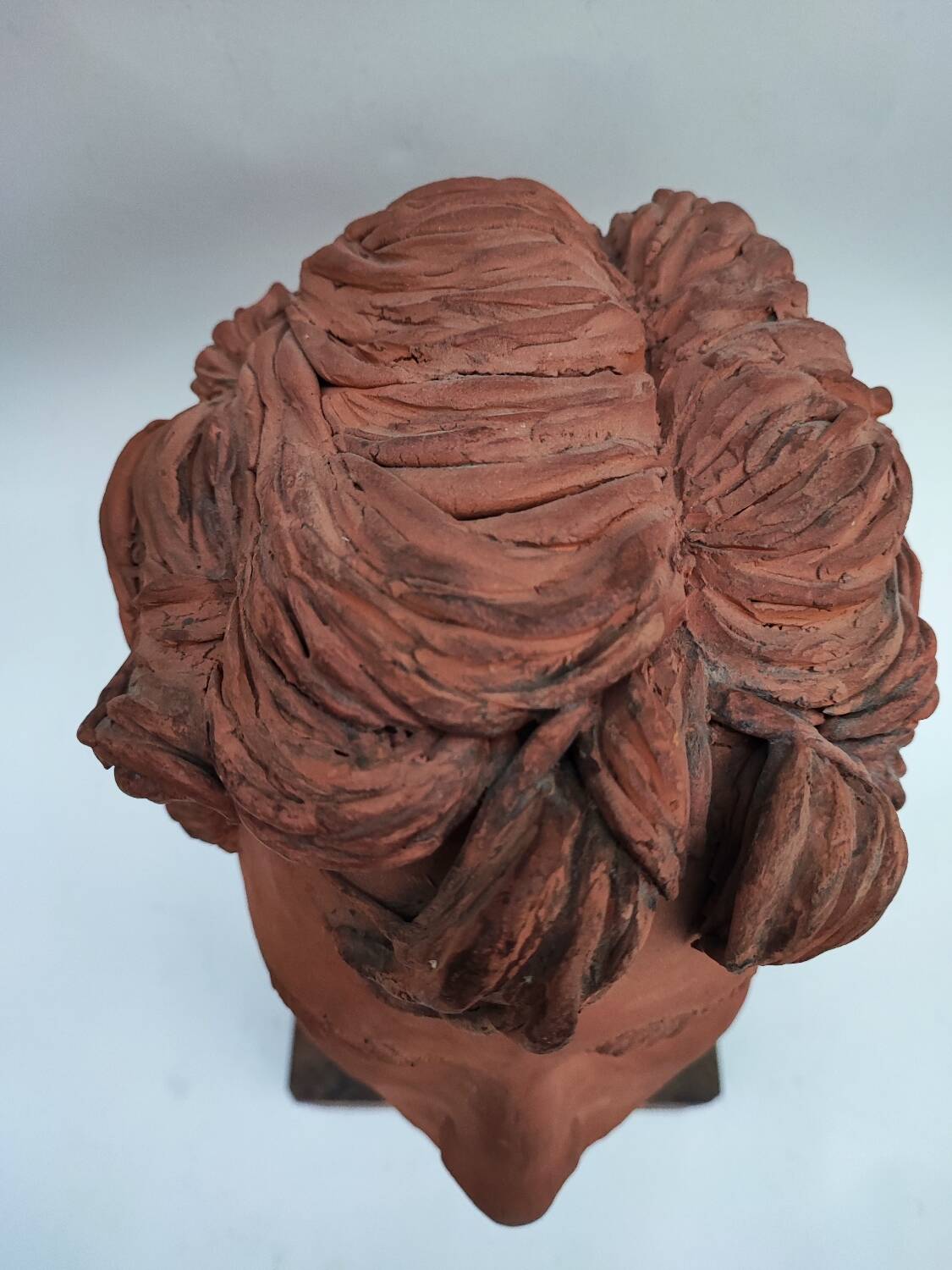 Tête de jeune homme sculptée en terre cuite