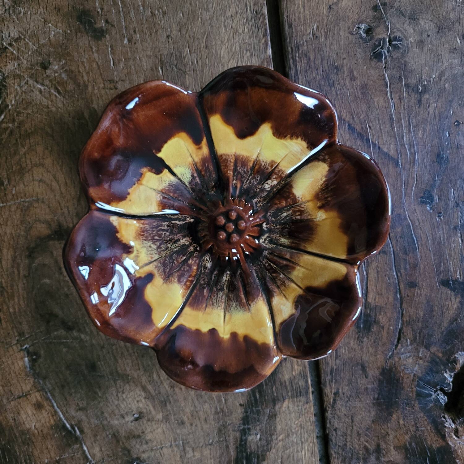 Vintage enamelled ceramic “flower” pocket emptier from the 60s/70s