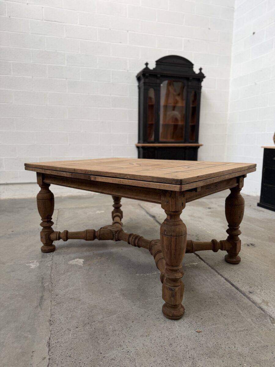 Italian table in raw oak from the 19th century.