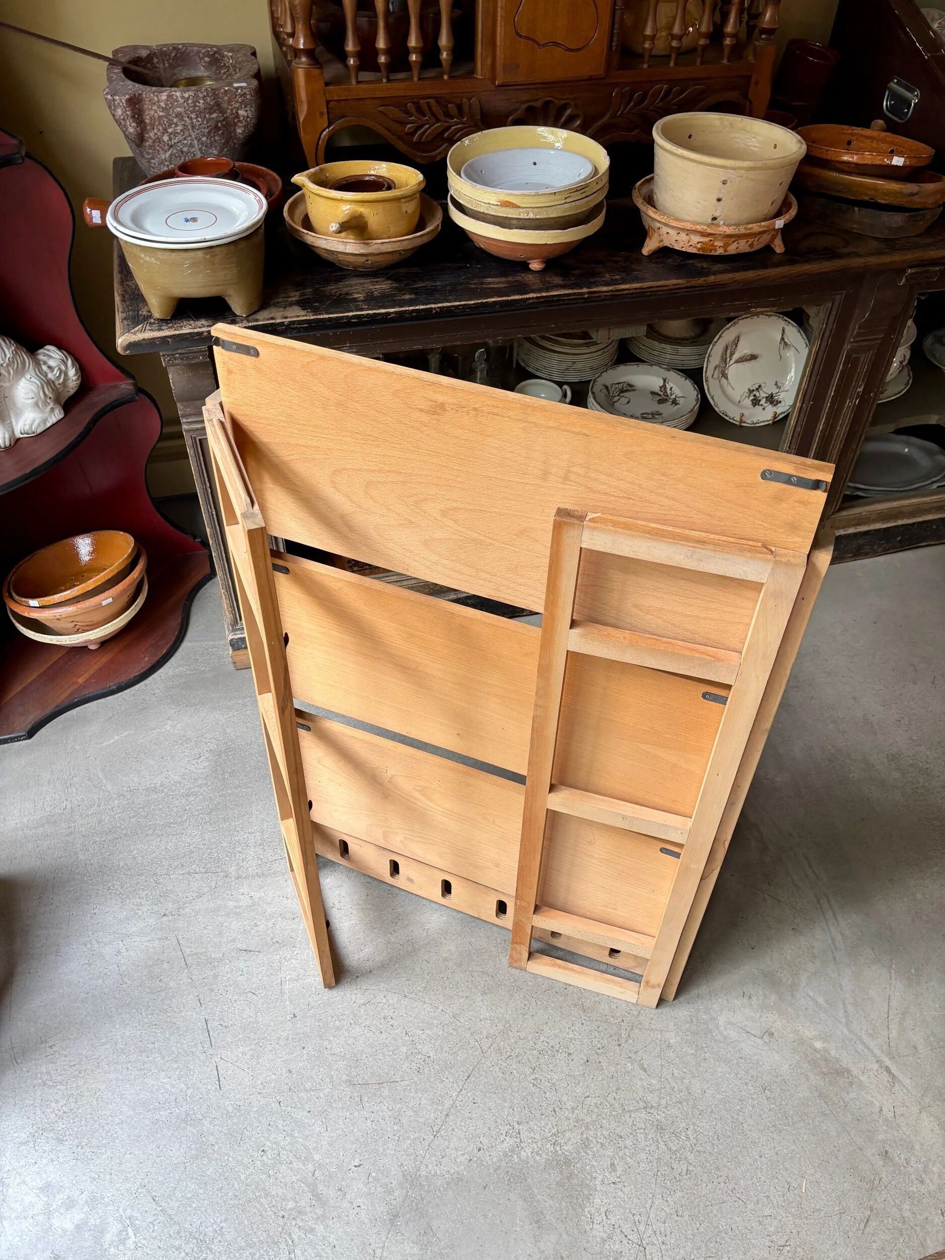 Folding bookshop shelf in light wood