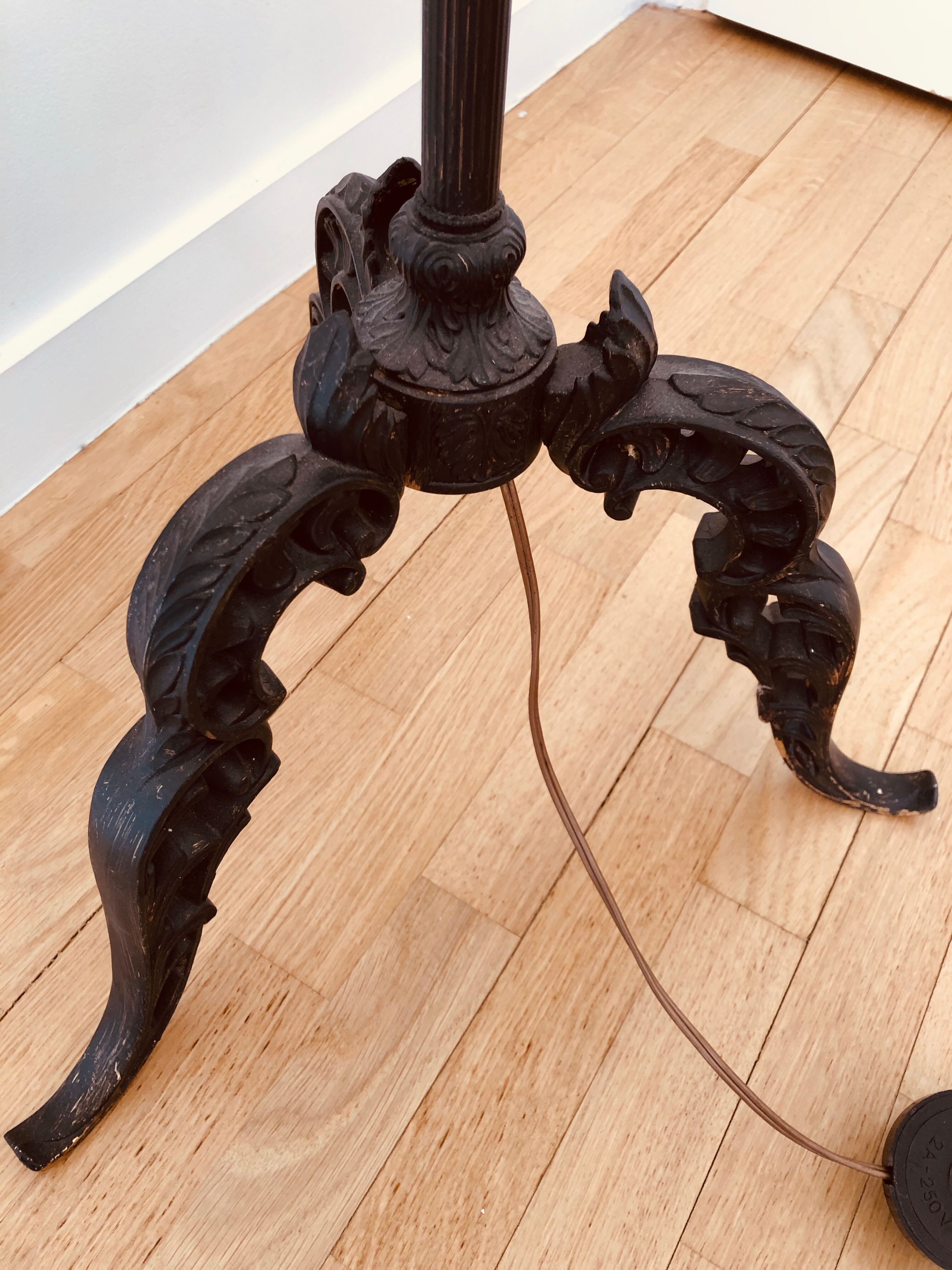 Tripod lamppost