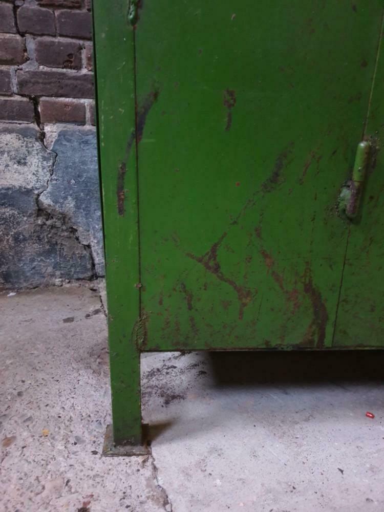 Comptoir industriel en acier vert