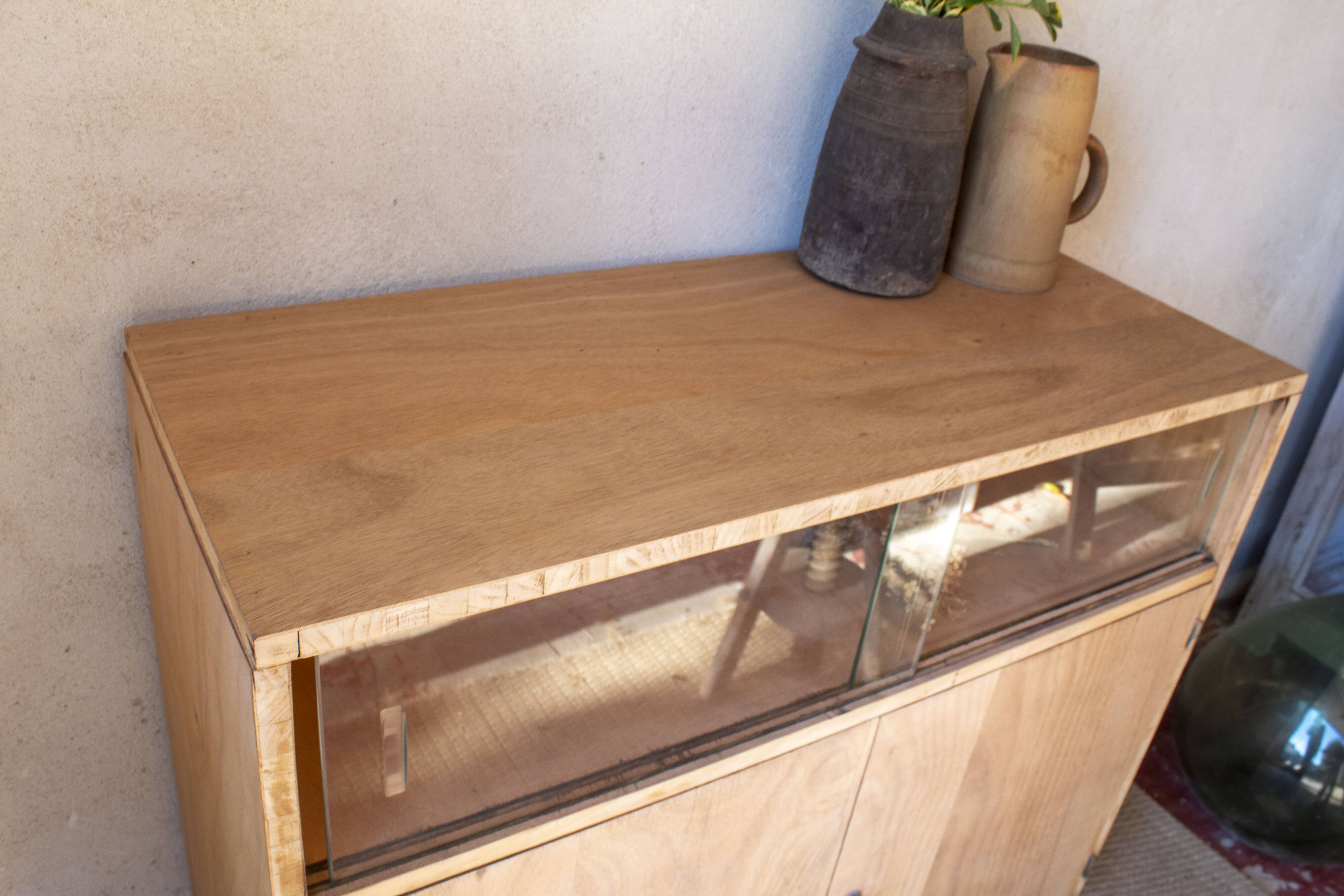 Low glass display cabinet