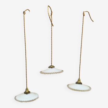 Trio suspension vintage abat jour opaline ondulée fils dorés lumière ancienne