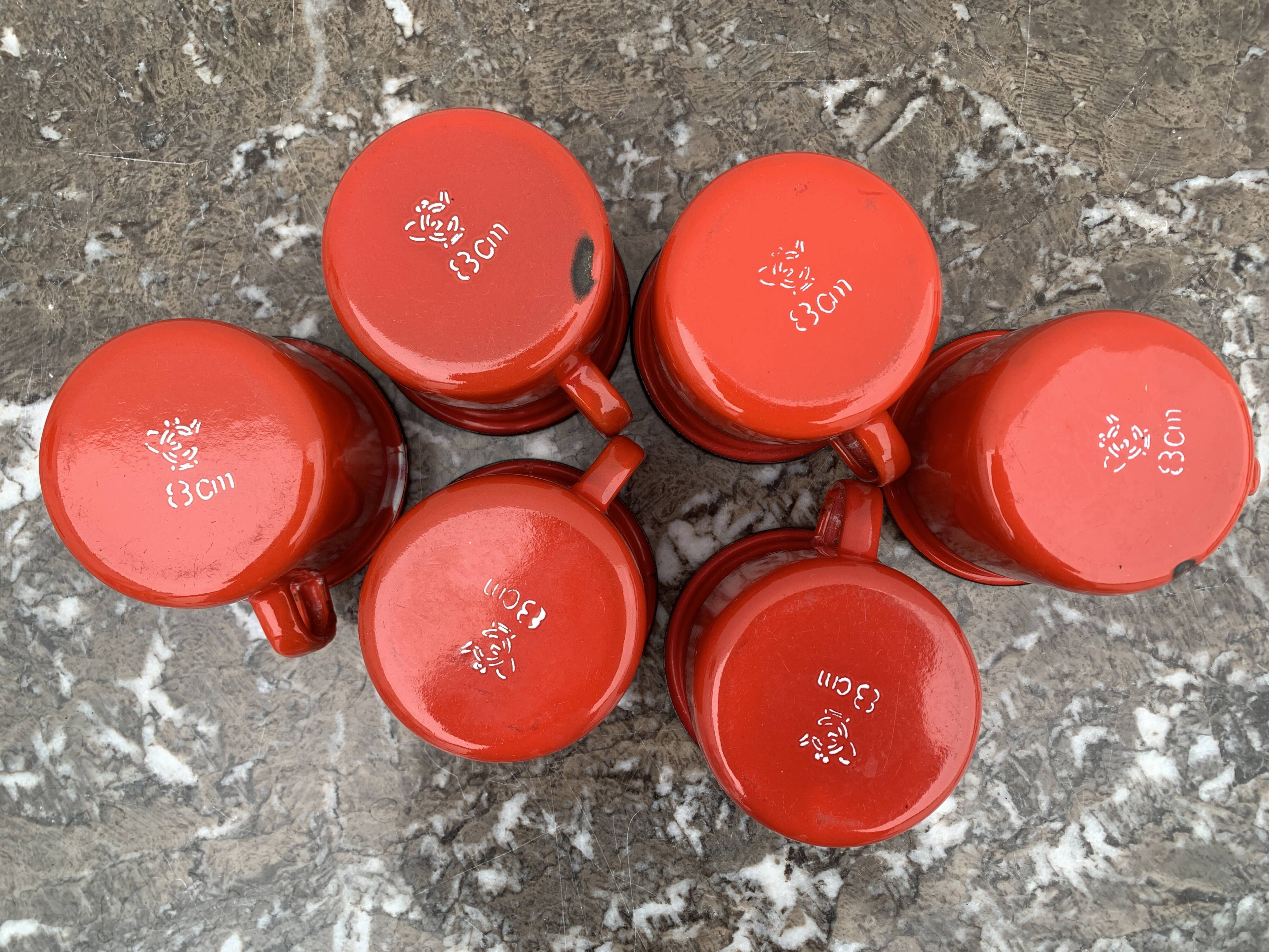 6 tasses en tôle émaillée