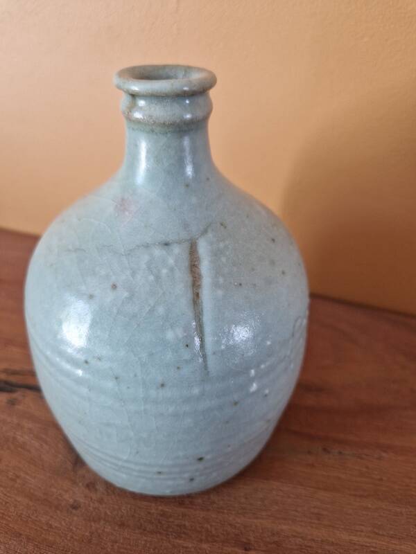 Vase, bouteille, soliflore en grès émaillé vert, Fred Ferry