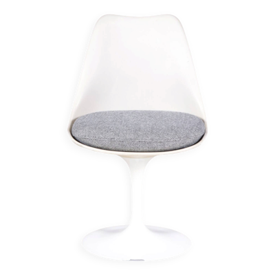 Chaise Tulipe des années 1970 en aluminium blanc revêtu avec plastique et tissu.