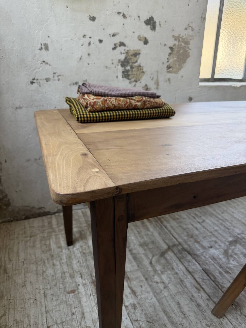 Table de ferme noyer pieds fuseaux 1950
