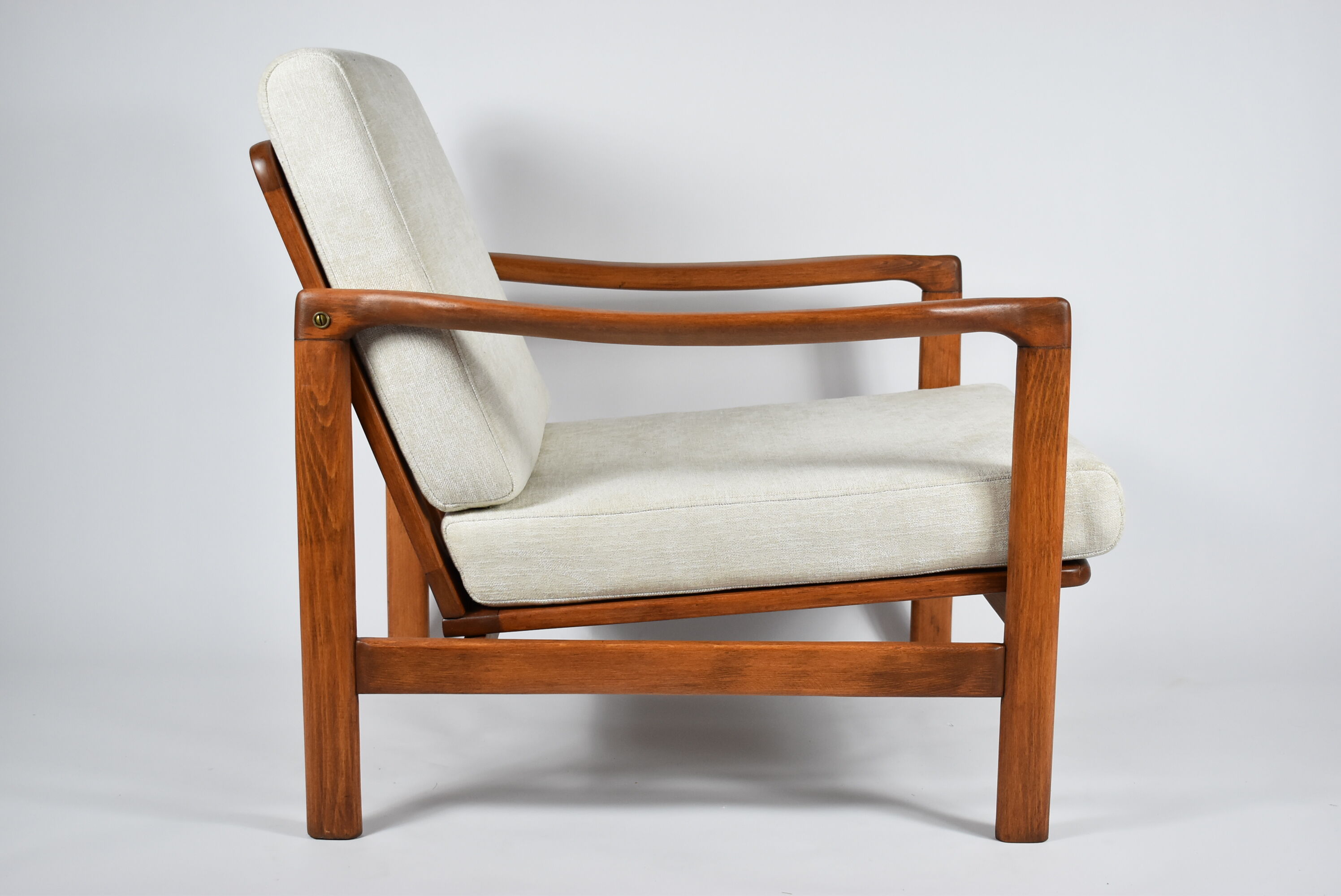 Fauteuil d’origine scandinave, entièrement restauré, rembourré, designer Z. Baczyk, années 60, beige